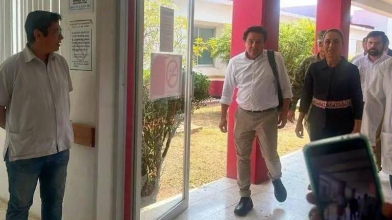 La Presidenta Claudia Sheinbaum Pardo llega al hospital del Issste en Tehuantepec, Oaxaca.