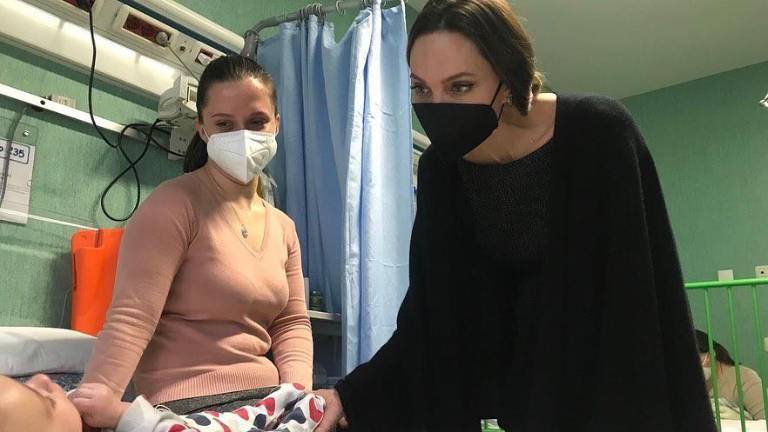 La actriz visita un refugio para niños que han sido afectados por la guerra de Rusia y Ucrania.