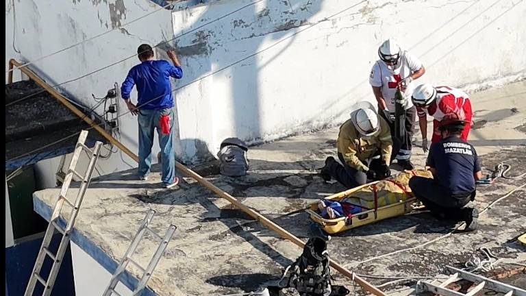 El accidente se reportó en las instalaciones de una congeladora ubicada sobre la avenida Gabriel Leyva.