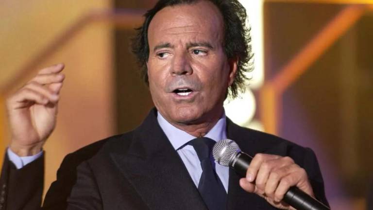 Dos extrabajadoras de Julio Iglesias acusan al cantante por trata de seres humanos y agresión sexual.