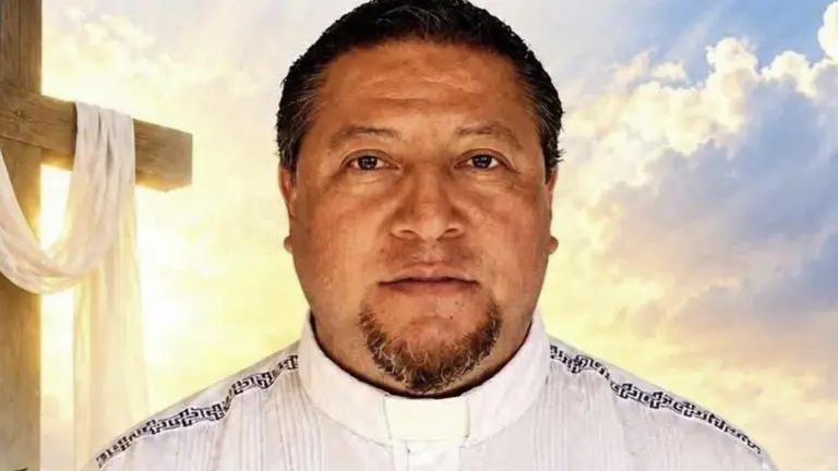 El cuerpo del sacerdote fue localizado a un costado de un tramo carretero ubicado en los límites de los municipios de Tlanchinol y Lolotla, en el estado de Hidalgo.