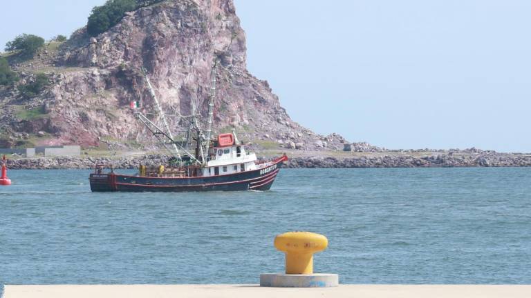 En Mazatlán, decenas de barcos camaroneros salen a la pesca en altamar