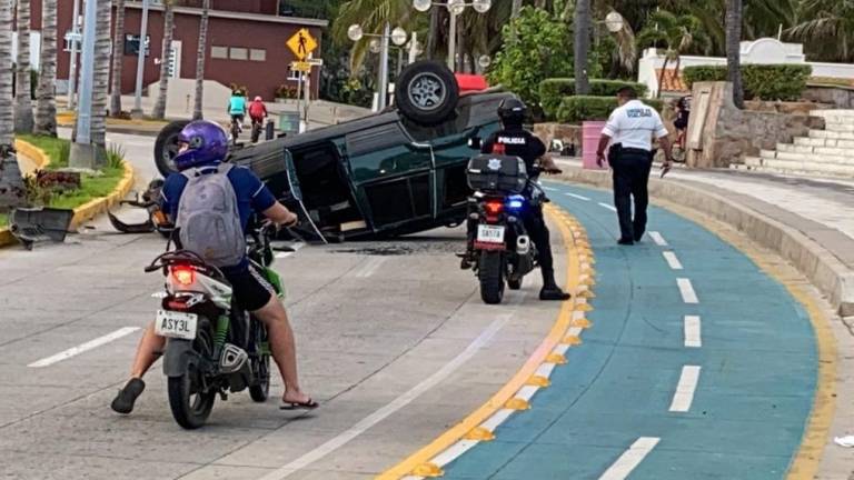 Vuelca camioneta en Paseo Claussen en Mazatlán; no hay lesionados
