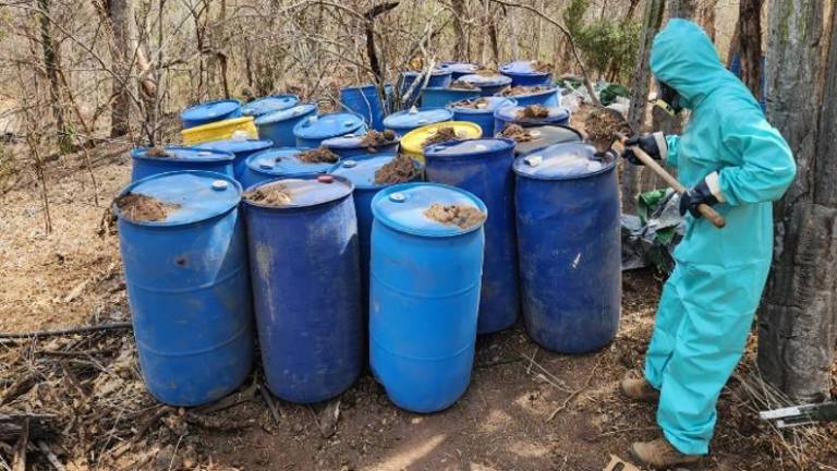 El personal militar aseguró un total de 34 mil 433 litros de sustancias químicas y 7 mil 790 kilogramos de precursores utilizados presuntamente para la fabricación de drogas sintéticas.