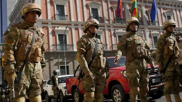 Personal de las Fuerzas Armadas y tanquetas se desplegaron en la Plaza Murillo.