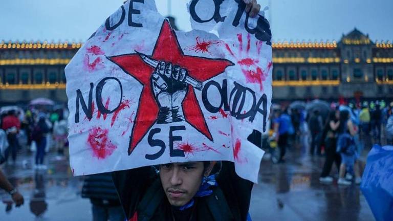 En el Zócalo de la Ciudad de México manifestantes recuerdan la represión estudiantil del 2 de octubre de 1968.