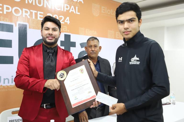 Armando Valenzuela Ochoa es galardonado con el Premio Municipal del Deporte Elota 2024