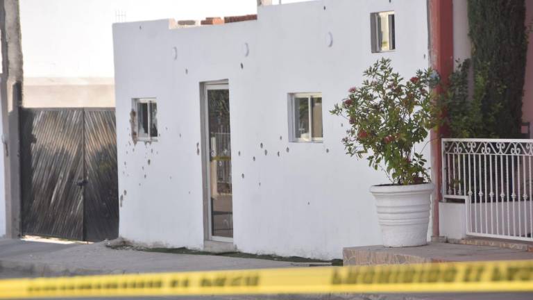 Por el grosor de los orificios, el ataque se habría dado con armas de grueso calibre.