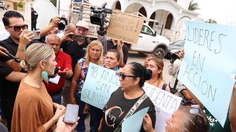 La Alcaldesa de Mazatlán Estrella Palacios Domínguez atiende a colonos que reclaman el corte de la electricidad.