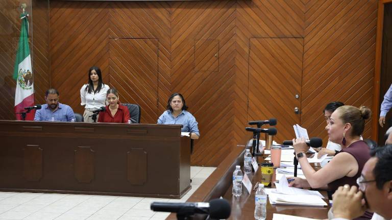 La Regidora por el PRI Maribel Chollet Morán expuso en la sesión de Cabildo casos de supuestos “aviadores” en la administración municipal.