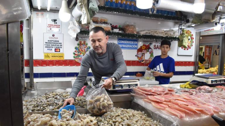El comerciante Manuel Celis considera que la venta de mariscos se ha visto afectada por el encarecimiento de los productos.