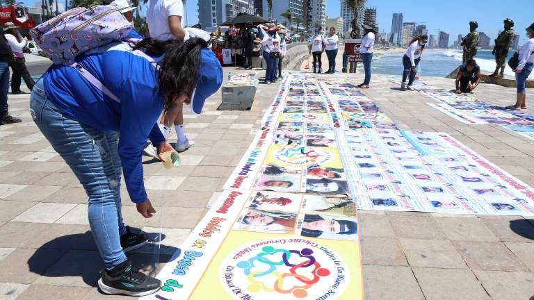 Integrantes del colectivo jalisciense colocaron fichas de búsqueda en el malecón de Mazatlán, acompañadas por buscadoras sinaloenses.