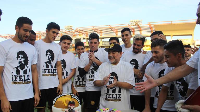 El plantel de Dorados de Sinaloa en 2018 festejaba el cumpleaños 58 de su director técnico.