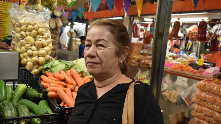 Antonia García acudió este domingo al Mercado Garmendia en busca de lo necesario para la carne asada que realizarán en casa para la cena de fin de año.