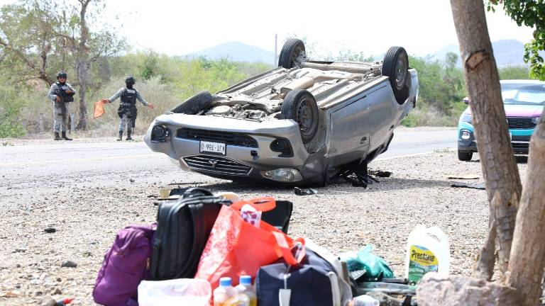 El automóvil terminó con las llantas hacia arriba sobre el acotamiento de la carretera Internacional México 15, al norte de Mazatlán.