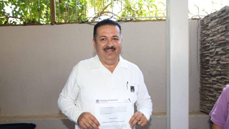 Óscar Tirado rindió protesta como líder municipal del PAS en Mazatlán acompañado por la dirigencia estatal y militantes.