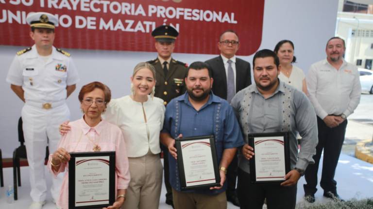 El Gobierno Municipal de Mazatlán reconoció la trayectoria de tres docentes que dedicaron su vida a la enseñanza, dejando su nombre grabado en el Monumento al Maestro.