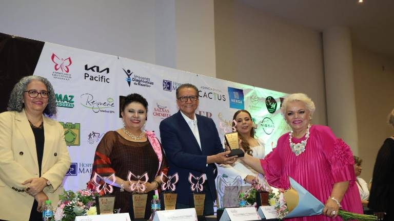 Julieta Montero recibe la Presea al Mérito Cultural durante el Galardón Empresarial y Preseas al Mérito 2026, en Mazatlán.