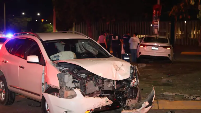 Choque en Insurgentes y Juan Pablo II dejó daños materiales; no hubo personas lesionadas.