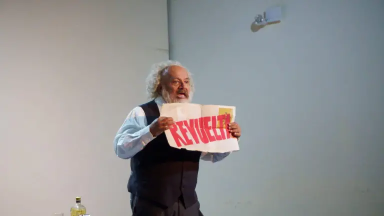 Rodolfo “Fito” Arriaga interpreta a Karl Marx en “Marx en el Soho”, en Casa Haas.