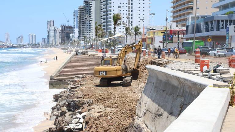 Personal de Obras Públicas mantiene labores de estabilización en la zona del malecón donde se registró un socavón hace casi dos semanas.