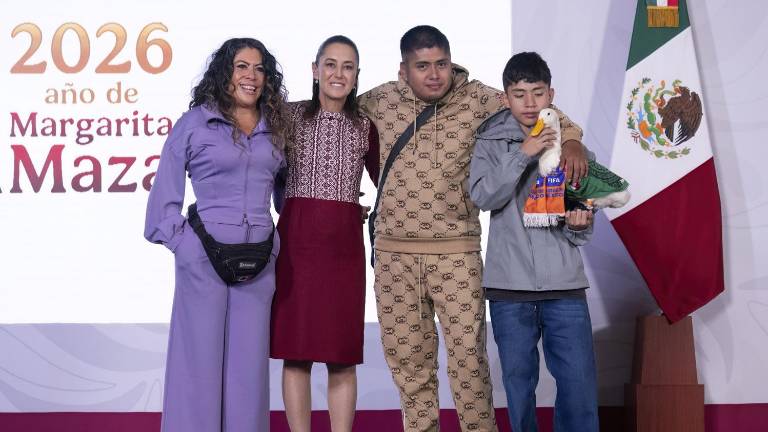 El pato Merlín, que ha sido una sensación viral con el Mundial, llega a la conferencia de la Presidenta Claudia Sheinbaum Pardo.