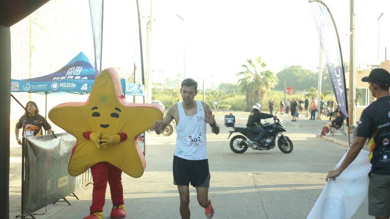 Justin Rendón llega triunfal a la meta.