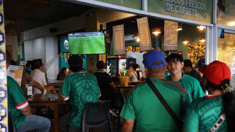 Con camisetas de la Selección Mexicana, aficionados abarrotaron restaurantes y bares de la Zona Dorada y Olas Altas para apoyar al Tricolor ante Chequia.