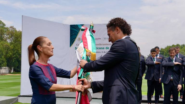 Guillermo Ochoa recibió el Lábaro Patrio por parte de la Presidente de México, Claudia Sheinbaum.