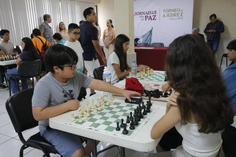 Ajedrecistas mueven las piezas en Torneo por la Paz