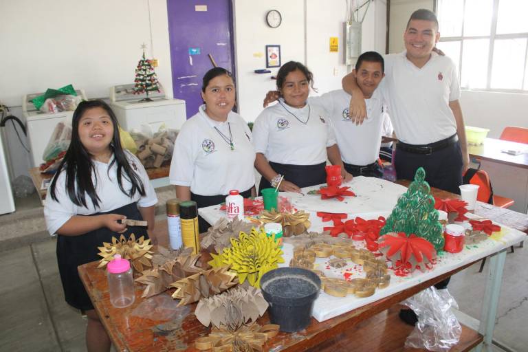 Alumnos de CAM 11 en Rosario realizan taller de adornos navideños con material reciclado