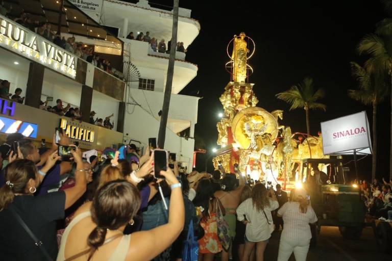 En el cruce de las avenidas del Mar y Rafael Buelna, los asistentes disfrutaron el final del desfile.