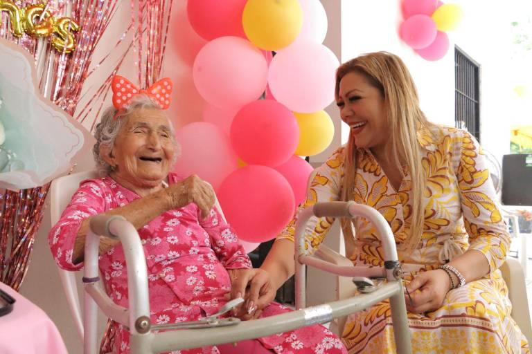 Celebran a Sofía y Catalina en el Asilo de Ancianos de Rosario