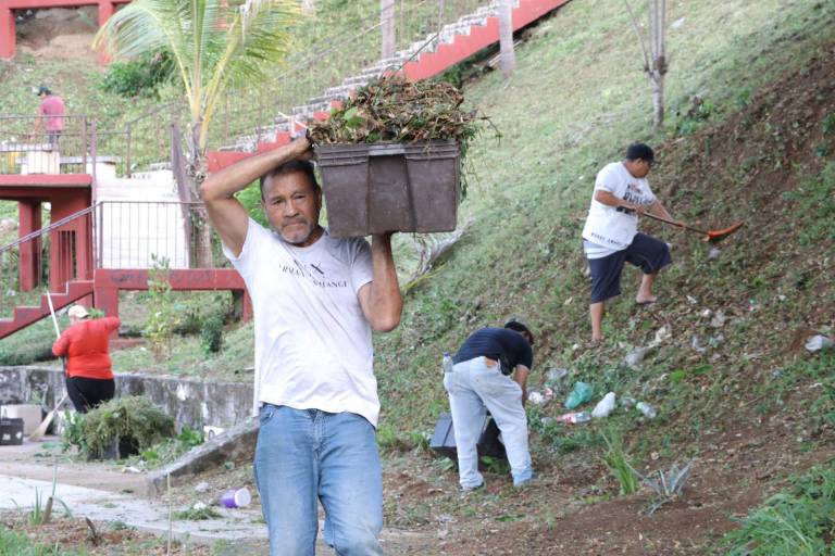 Ecología y centro de rehabilitación realizan saneamiento en la Laguna del Iguanero en Rosario
