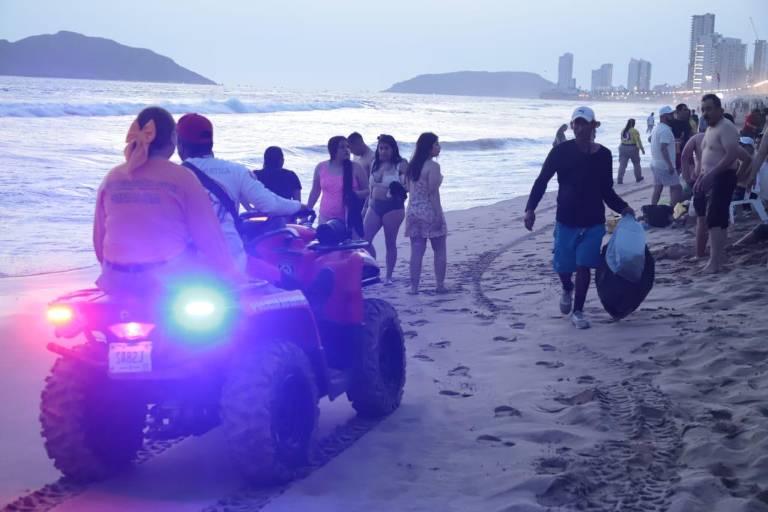 Aprovechan turistas las playas de Mazatlán hasta que cae el sol