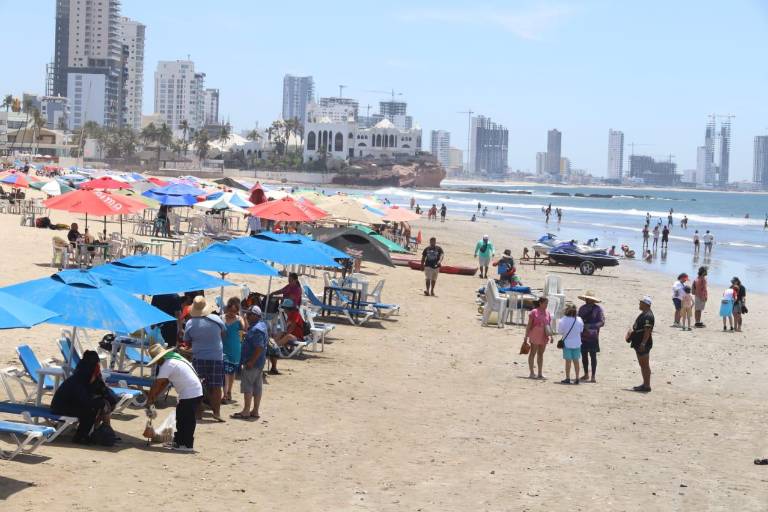 Continúa afluencia de visitantes en zona turística de Mazatlán