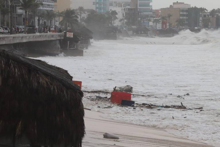 Cierran tramo de Avenida del Mar por fuerte oleaje por Priscilla; también cierran playas y el puerto