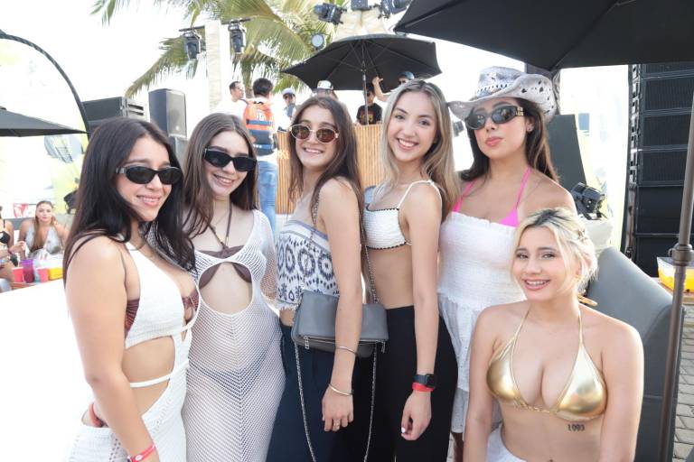 Disfrutan de la fiesta en la playa con música electrónica en el Sunset Fest 2025