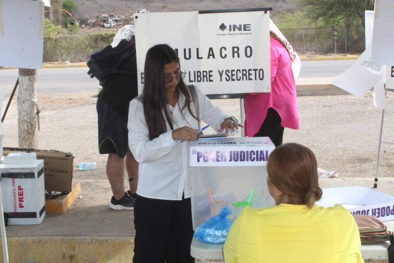 Milagros Berenice acude a casilla especial con la esperanza de abonar a la justicia en el País