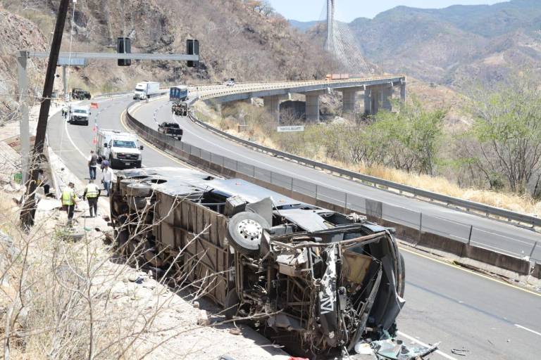 Accidente de autobús grupo musical del exvocalista de La Adictiva, “Memo” Garza, en la autopista Mazatlán-Durango
