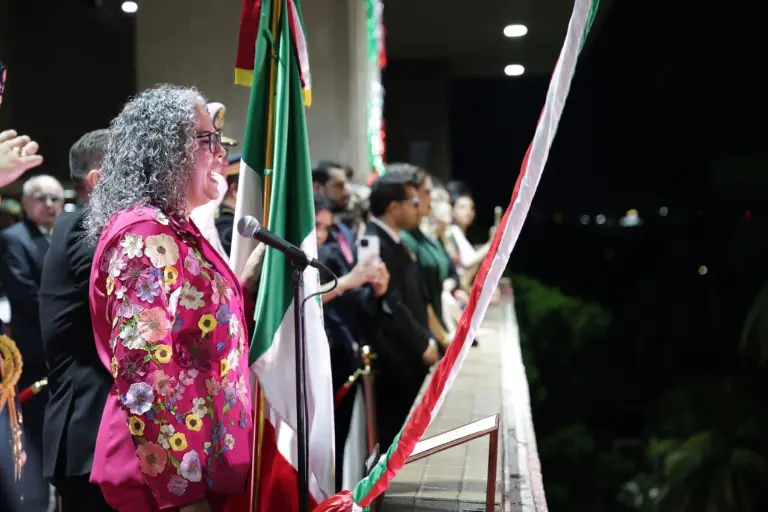 La Gobernadora Graciela Domínguez Nava salió al balcón a dar el Grito de Independencia.
