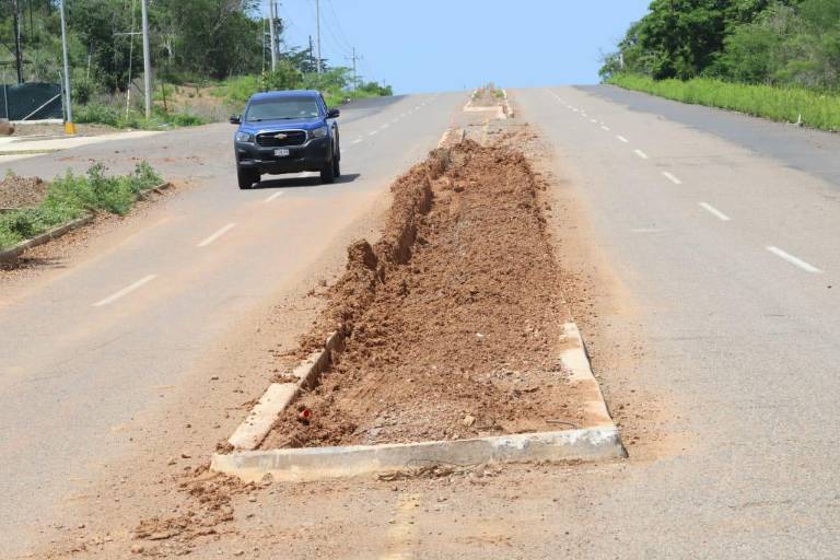 Desconocen Alcaldesa de Mazatlán y Secretario sobre permiso para construir camellón en Avenida Mario Huerta