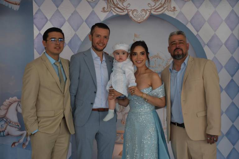 Recibe Manuel Roberto el sagrado Sacramento del Bautismo