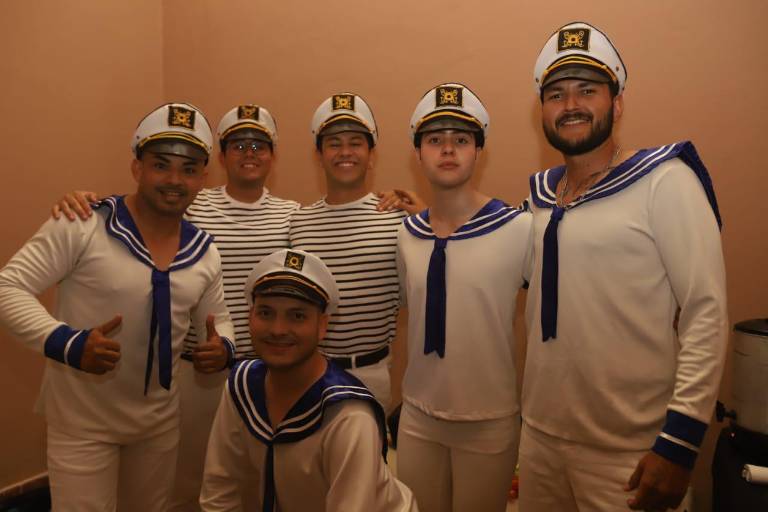 Disfrutan de la puesta en escena ‘Marinos’