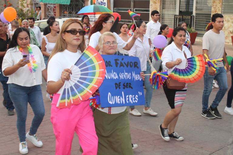 Marcha LGBT+ en Rosario se viste de blanco en memoria de víctimas de crímenes de odio
