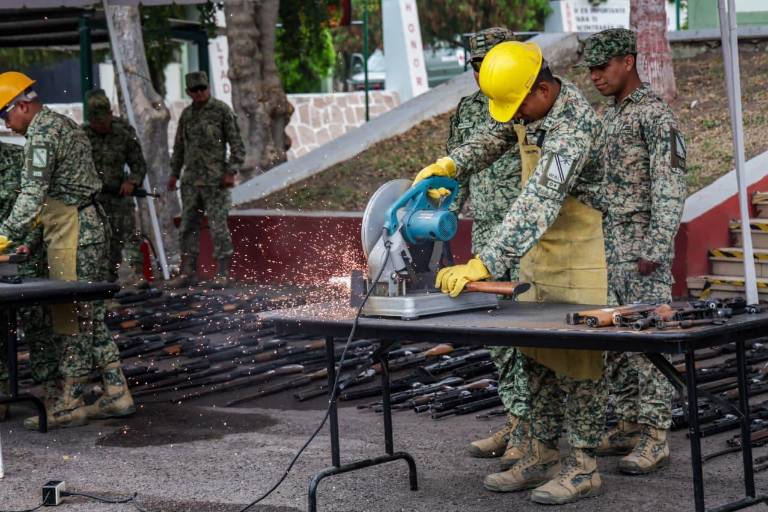 Elementos del Ejército destruyen más de 700 armas decomisadas en Sinaloa.