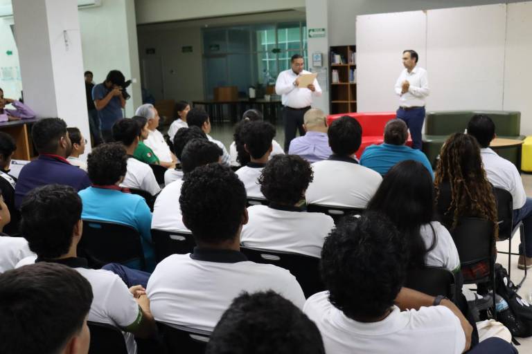 Científico Cristhian Valerio presenta conferencia sobre aceleradores de partículas a estudiantes universitarios y de bachillerato
