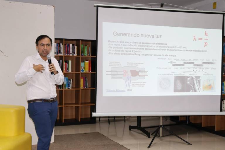 Científico Cristhian Valerio presenta conferencia sobre aceleradores de partículas a estudiantes universitarios y de bachillerato
