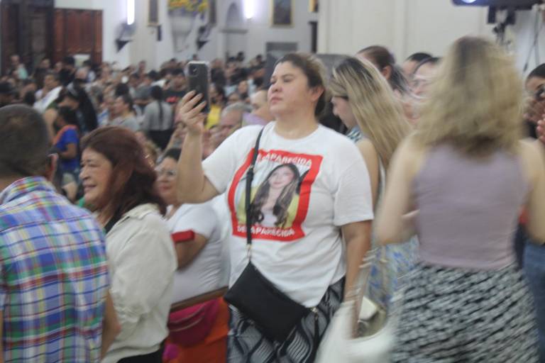 Blanca pide a la Virgen del Rosario por el regreso de María Cristina, su hija desaparecida