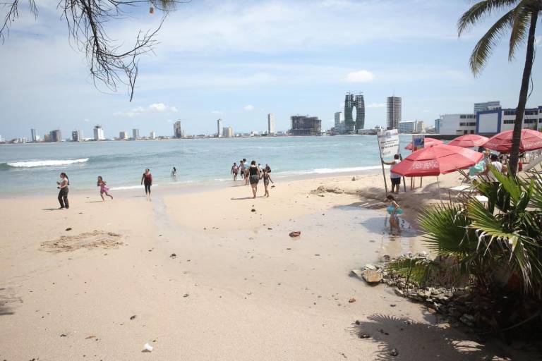 Tras la tormenta, Playa Pinitos regresa a la normalidad, pero aún sobresale la contaminación en la zona